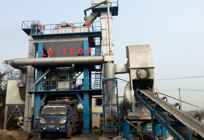 海南LB-1500瀝(lì)青混凝(ning)土攪拌(bàn)站設備(bei)現場