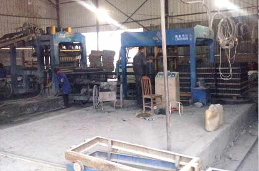 江西分(fen)宜8型砌(qi)塊成型(xing)機生産(chan)現場