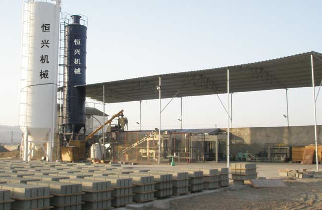 阿(ā)爾及利(li)亞砌塊(kuai)磚機客(ke)戶