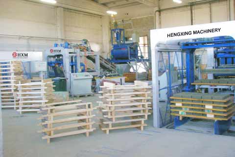 愛沙尼(ni)亞混凝(ning)土磚機(jī)客戶現(xiàn)場