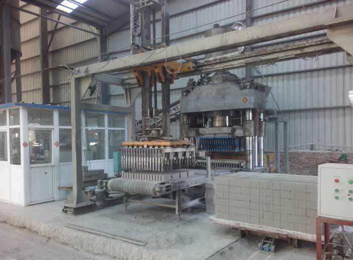 貴州畢(bi)節灰砂(sha)磚設備(bèi)靜壓磚(zhuan)機客戶(hù)現場