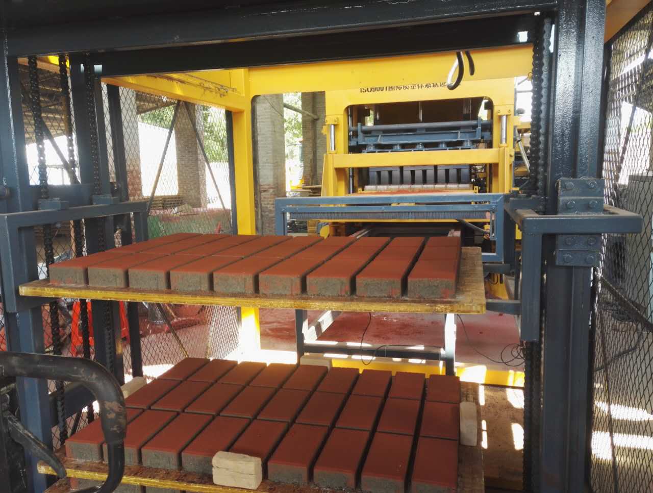 透水磚(zhuan)機QT8-15案例(lì) 透水磚(zhuan)設備