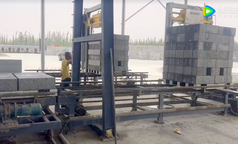 自保溫(wen)砌塊碼垛(duo)機