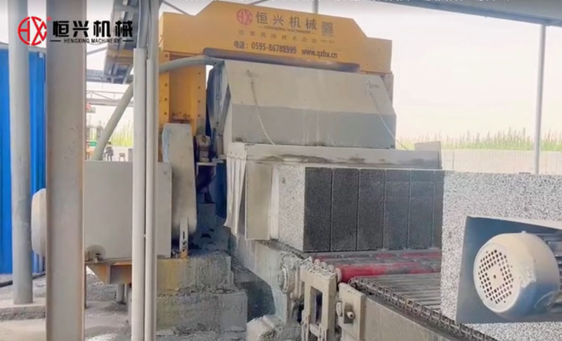 EPS聚苯顆粒(lì)砌塊生産(chǎn)線新疆客(ke)戶現場