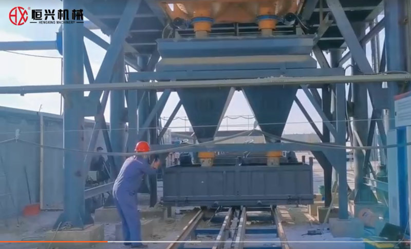 自(zi)保溫發泡(pào)磚生産線(xiàn)雙工位澆(jiao)注新疆客(kè)戶現場